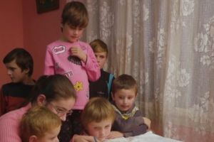 Opt frăţiori sărmani din Botoşani locuiesc într-o singură cameră încălzită, în această iarnă