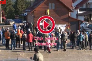 Câteva zeci de persoane au protestat, ieri, faţă de darea în folosinţă a platformei de ...