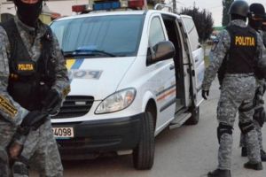 Percheziţii cu mascaţii poliţiei în ţigănie, în căutarea tâlharilor unei bătrâne de ...