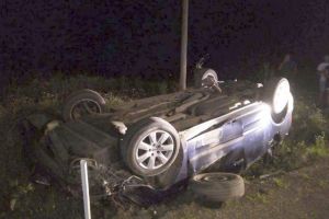 Tânăr de 17 ani rănit grav, în urma răsturnării autoturismului în care era pasager, între Mugeni şi Tăureni