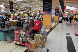 Crucea Roşie colectează alimente neperisabile pentru persoanele nevoiaşe