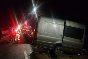 Microbuz cu 37 de muncitori, implicat într-un accident în Prahova, la Aricestii Rahtivani