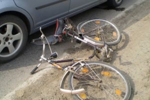 Accident în judeţul Botoşani produs de o şoferiţă. Un biciclist, luat pe capotă