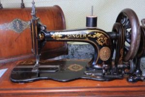 Escrocheriile cu maşini de cusut vechi sunt din nou ”la modă”