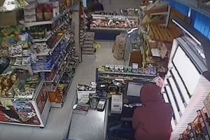 Cum era şi cum se purta  elevul de la CNLR Bistriţa care a pus cutiţul la gâtul unei vânzătoare. Pedeapsa pe care i-o va aplica şcoala