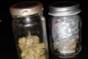 Cu borcanul plin cu muguri de cannabis, la volan!