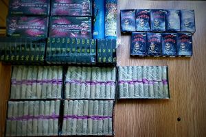 Doi tineri care comercializau fără drept articole pirotehnice, depistaţi de jandarmi