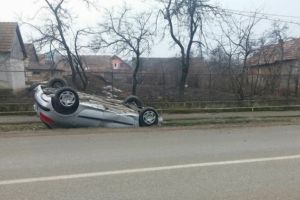 Mort de beat şi fără permis, un bărbat a furat o maşină şi s-a oprit cu ea în şanţ