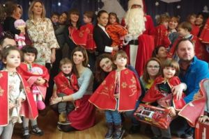 La vizita lui MOŞ CRĂCIUN, decoruri de vis la o GRĂDINIŢĂ din Piteşti