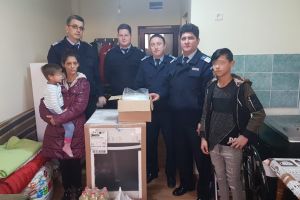 FOTO. Faptă bună de Sărbători. Jandarmii, în vizită la bunica ce îşi creşte singură nepoţelul