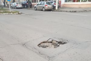 Descoperire “fascinanta” pe o strada din Braila / Gaura neagra ce sta sa ne inghita