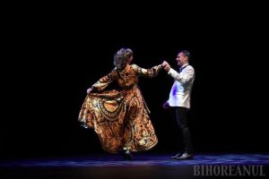 O jumătate de oră întârziere, şapte discursuri şi două momente artistice la inaugurarea scenei rotative a Teatrului, de aproape un milion de euro (FOTO / VIDEO)