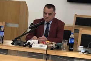 Nu ştie dacă mai candidează