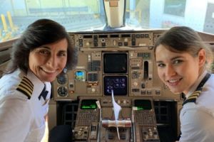 FOTO O mamă şi fiica sa pilotează împreună un avion – Singura pereche de acest gen din istorie
