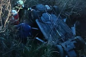 Accident GROAZNIC pe drumul Arad – Curtici. VICTIMELE, blocate într-o maşină răsturnată într-un şanţ cu apă (FOTO)