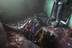 TITU: 25 de persoane evacuate şi 5 asistate medical din cauza unui incendiu al unui apartament