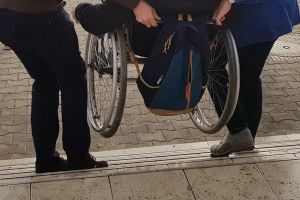 OTL: Panourile din staţii afişează timpii de sosire a autobuzelor sau tramvaielor cu trapă de acces şi podea joasă