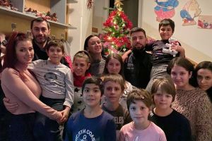 FOTO. Asociaţia ”Apel la Acţiune” a împodobit bradul copilaşilor de la casa ”Speranţa”