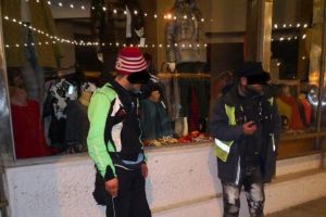 Hoţi prinşi după ce sacul cu care cărau marfa furată s-a rupt în faţa unei patrule de poliţie