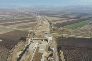 VIDEO dronă| Autostrada A10 Sebeş-Turda, lotul 2, sub ”semnul” colindului ”ne daţi ori nu ne daţi”