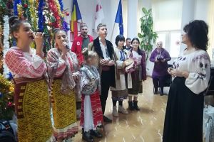 Colindători la Crucea Roşie! Asociaţiei „Şcoala Art Canto Morena” i-a colindat pe voluntari