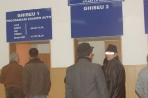 Programul de sărbători al ghişeului de eliberări permise de conducere şi certificate de înmatriculare