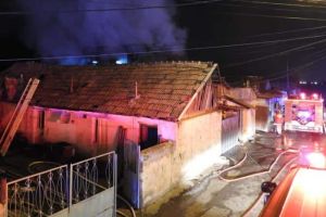 FOTO/UPDATE| Incendiu la o casă de locuit de pe strada Heleşteului din Alba Iulia. Intervin pompierii