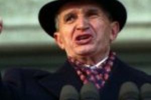 17 decembrie 1989. Nicolae Ceauşescu: “Să lichidăm repede ce este în Timişoara” BUCUREȘTI (MEDIAFAX) – 17 decembrie 1989, Timişoara. Armata este scoasă pe străzi, un elicopter survolează oraşul, supraveghindu-i îndeaproape pe protestatari. Oamenii se strâng în număr tot mai mare pe străzi. După-amiază, atmosfera devine tensionată şi au loc primele ciocniri cu forţele de ordine. Primii morţi apar o