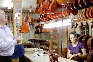 Oraşul născut dintr-o vioară şi exporturile UE în lume