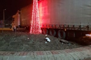 TIR blocat în sensul giratoriu la intrarea în Făgăraş dinspre Braşov (Foto şi Video)