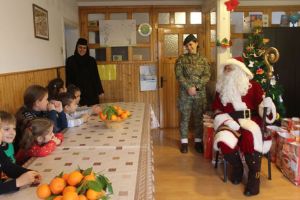 Moş Crăciun a sosit la copiii de la Mănăstirea „Naşterea Maicii Domnului”, din localitatea Piatra Fântânele