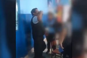 Imagini inedite surprinse într-o şcoală. Un profesor bea alcool împreună cu elevii săi chiar în clasă (VIDEO)