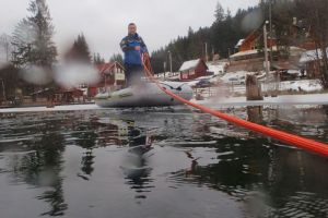 Lacul Roşu, explorat de un cercetător din Ungaria, cu sprijinul jandarmilor montani