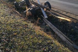 O autoutilitară a izbit violent o căruţă care circula fără lumini în toiul nopţii