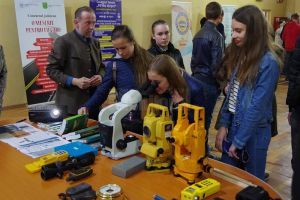 Societăţile din judeţ le cer liceelor să pregătească mecanici auto, ospătari, lucrători ...