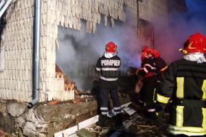 O femeie de 77 de ani şi-a găsit sfârşitul în locuinţa cuprinsă de flăcări