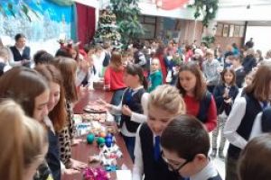 (Galerie Foto) Targul de Craciun de la Scoala Generala “Dimitrie Cantemir”. Elevii si-au incantat colegii cu turta dulce si diverse aranjamente confectionate chiar de ei