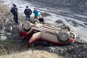 Femeie din Ruştior, rănită după ce s-a răsturnat cu maşina la marginea drumului judeţean (FOTO)