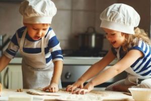 Reinventează dulciurile de Crăciun la atelierul pentru copii