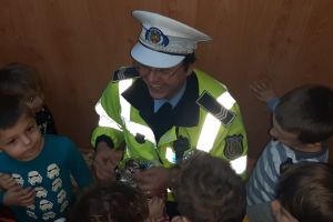 VIDEO Poliţiştii locali din Braşov, colindaţi de copii