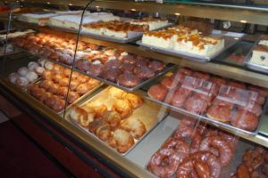 Amendă de 10.000 lei şi zeci de kilograme de produse de patiserie şi cofetărie distruse într-o unitate din Botoşani, în urma unui control