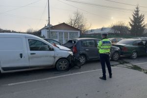 ACUM: Trei maşini implicate într-un carambol în Focşani. O persoană a fost rănită