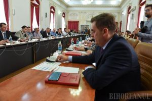 Aleşii bihorenilor s-au certat pe agendele primite la ultima şedinţă din an şi pe „realizările” conducerii Consiliului Judeţean