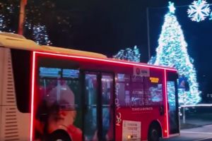 VIDEO. Autobuzul lui Moş Crăciun, surprins în centrul municipiului Satu Mare