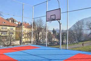 FOTO La Braşov a fost deschis cel mai performant teren de baschet în aer liber, din România