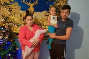 TITU: Au rămas pe drumuri cu doi copii, după ce apartamentul le-a fost distrus de foc