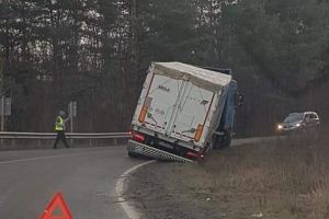 FOTO Un camion a rămas blocat într-o curbă la Botoşani. Nici măcar două camioane 8×4 nu au reuşit să îl scoată