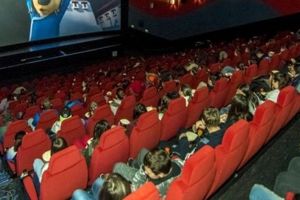 Crăciunul e magic – Sute de copiii din centrele de plasament din Sibiu merg pentru prima oară la cinema