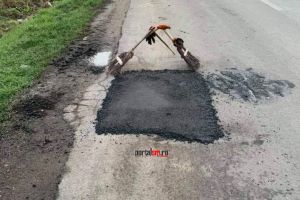 FOTO. Semnalizare unică în lume, pe un drum din judeţ: triunghi format din mături