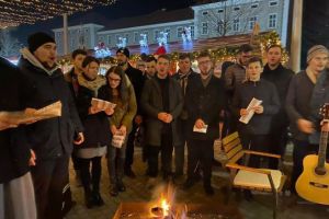 FOTO-VIDEO: Seară magică, în Parcul Sărbătorilor de Iarnă din Alba Iulia. Colinde tradiţionale în jurul focului, cu studenţi din cadrul ASCOR